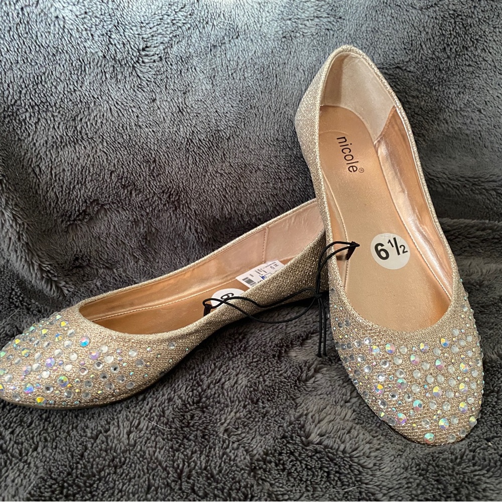 NWT gold flats, 6.5